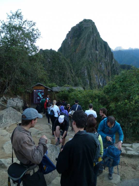 A fila para entrar em Wayna Pichu, em Machu Picchu, no Peru